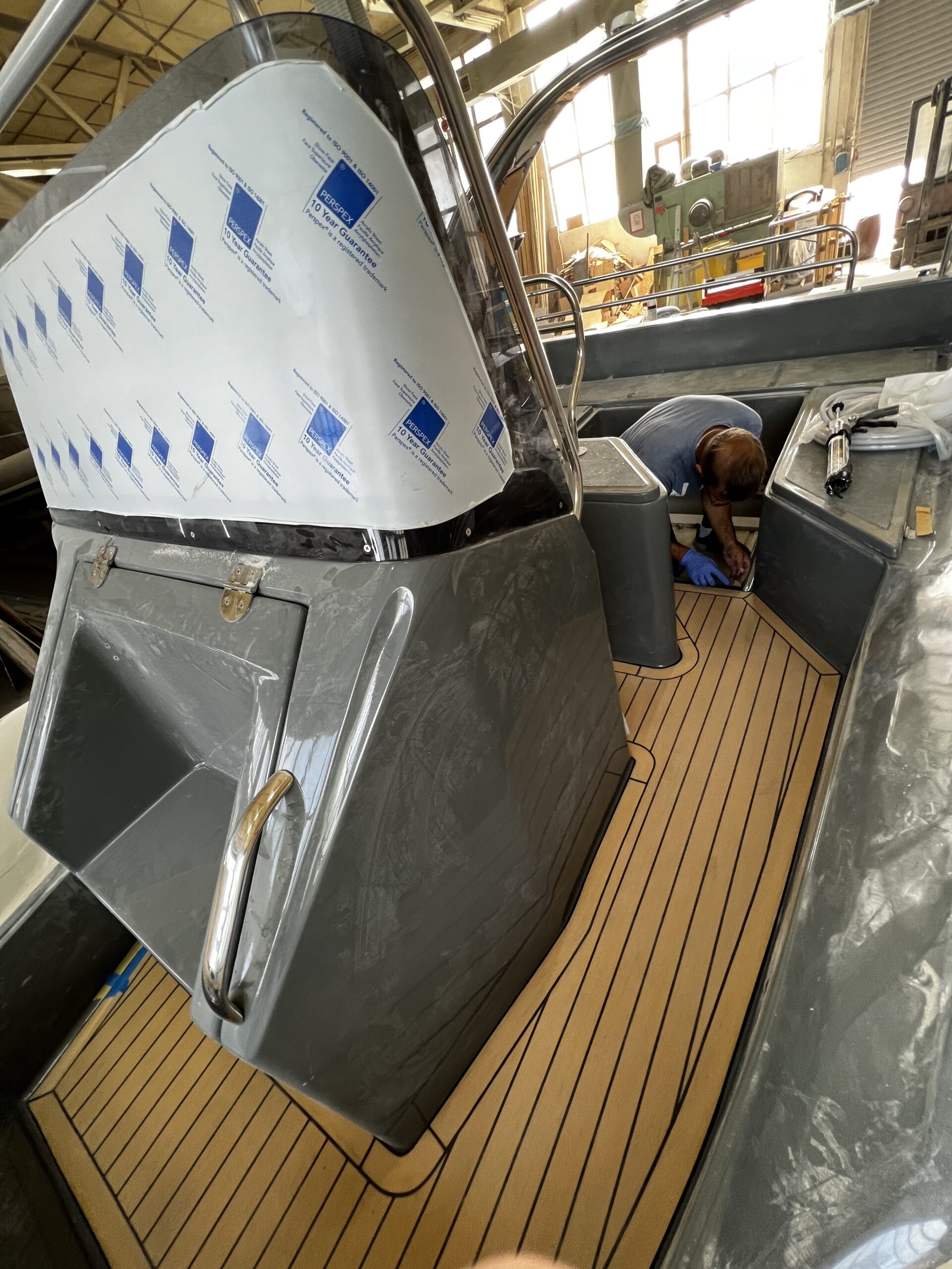 Umjetna tikovina na gumenjaku Shark