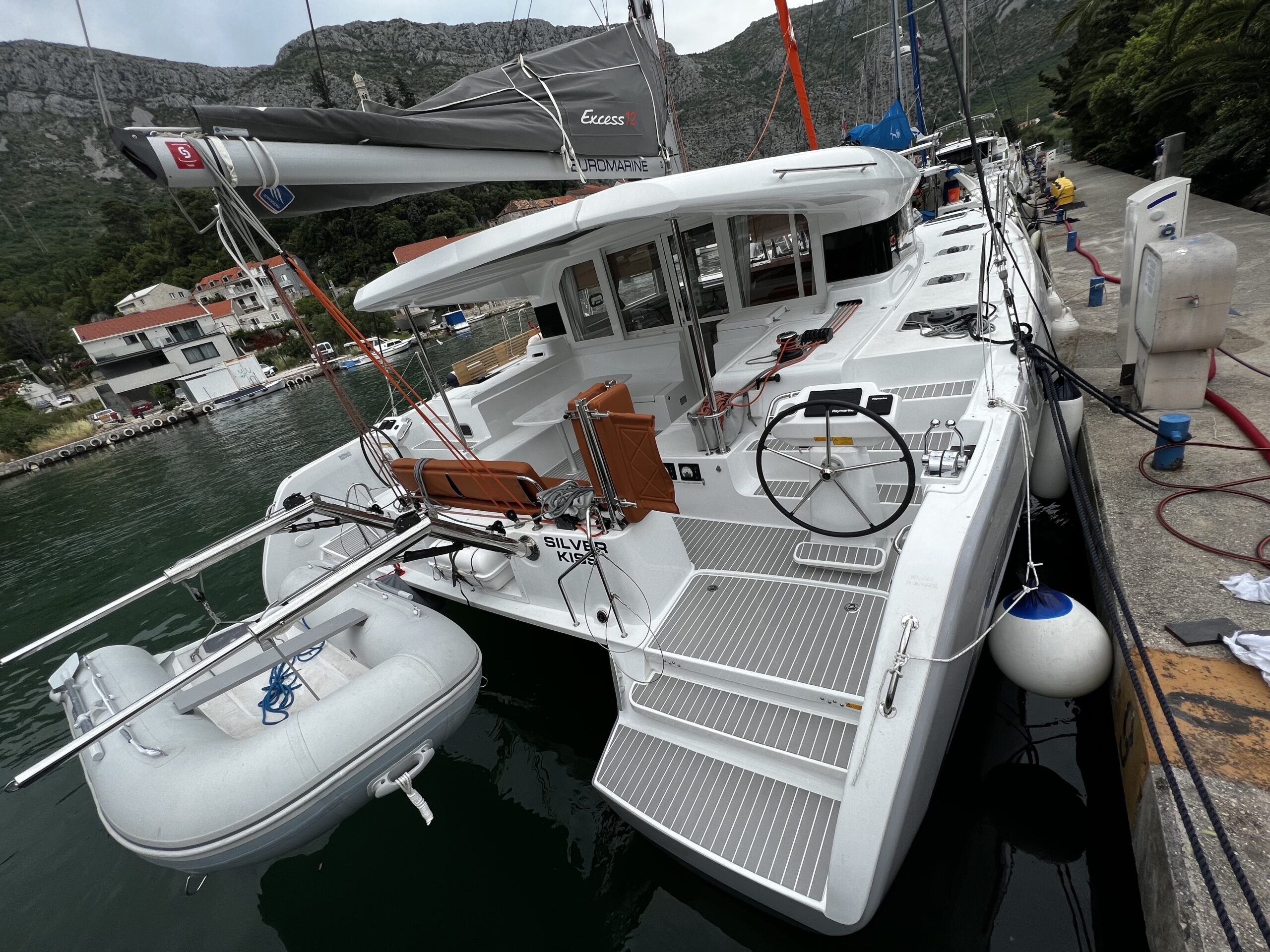 sintetička tikovina na katamarnu