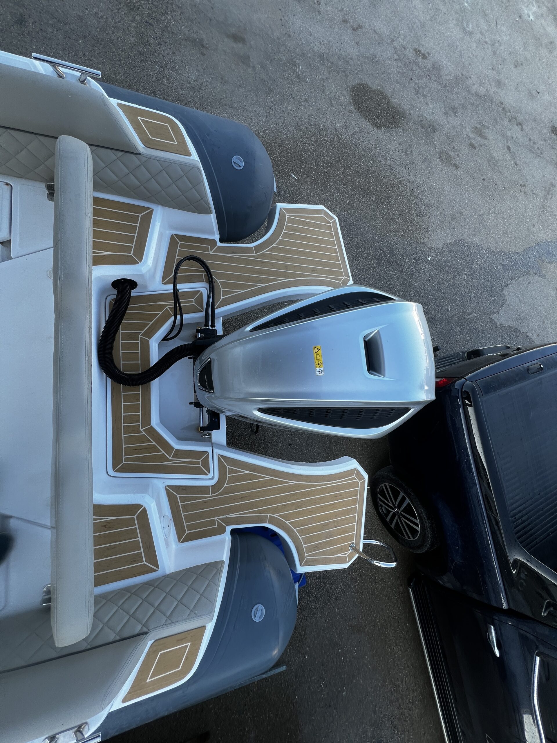 platforma sa umjetnom tikovinom