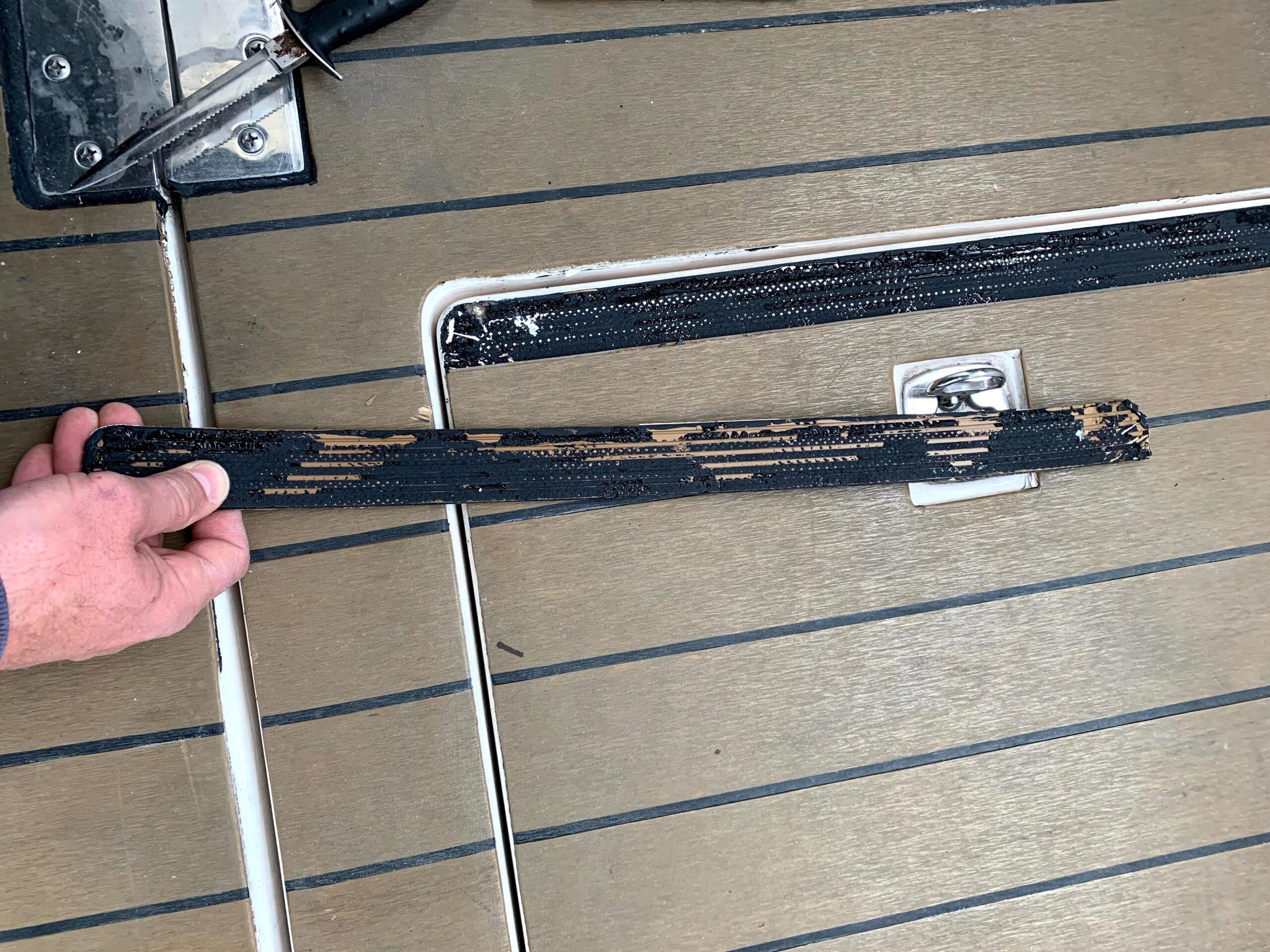 synthetisches Teakdeck auf einem Motorboot