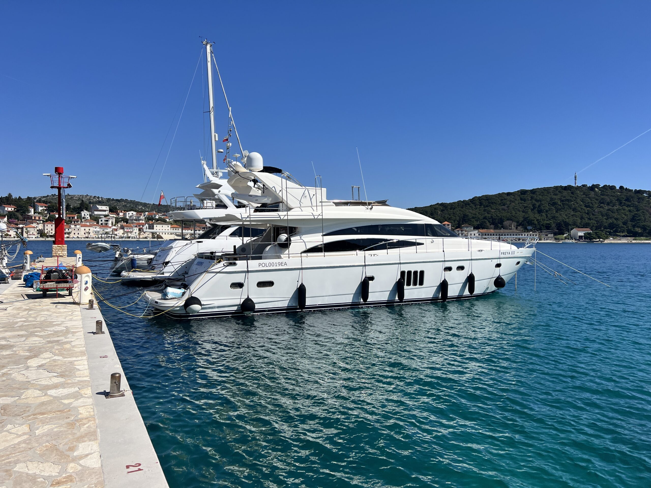 sinteticka-tikovina-jahta-marina-frapa