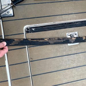 synthetisches Teakdeck auf einem Motorboot